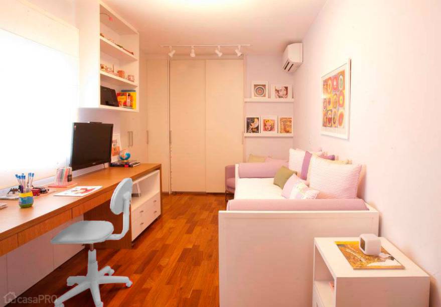 Bancada de estudo com tv e estante para quarto de menino. Projeto de Pereira Reade.