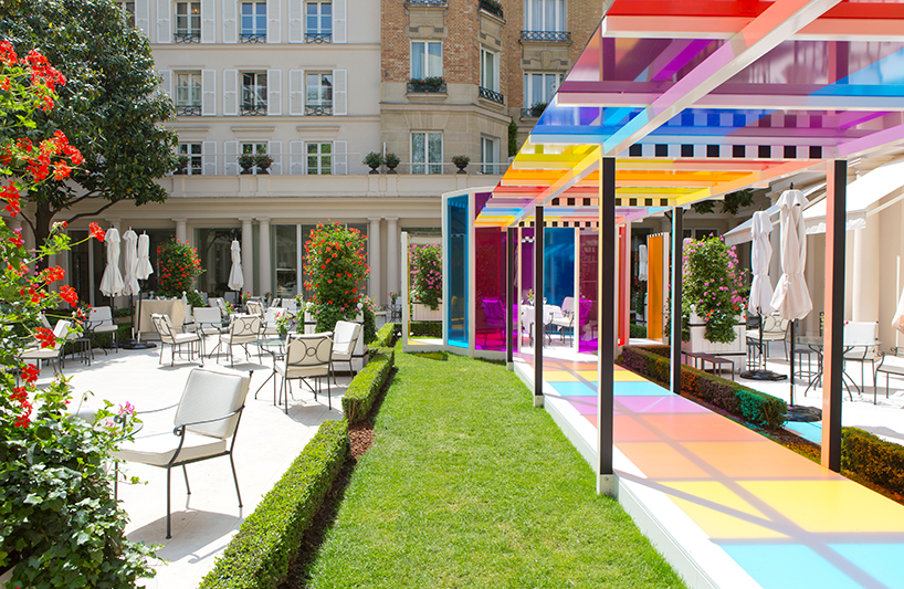 03-le-bristol-paris-hotel-corredor-colorido-daniel-buren