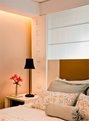 Um painel de gesso embute a persiana e funciona como acabamento para a cabeceira deste quarto de casal. Projeto do arquiteto Marcelo Rosset.