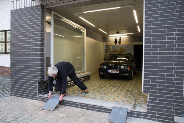 04-morador-de-cidade-belga-transforma-loja-em-garagem-e-burla-leis