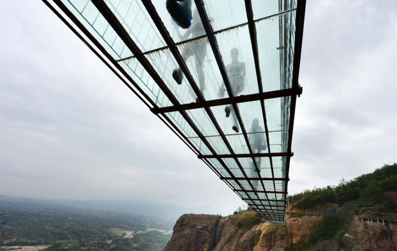04-ponte-de-vidro-assustadora-e-construida-na-china-entre-duas-montanhas