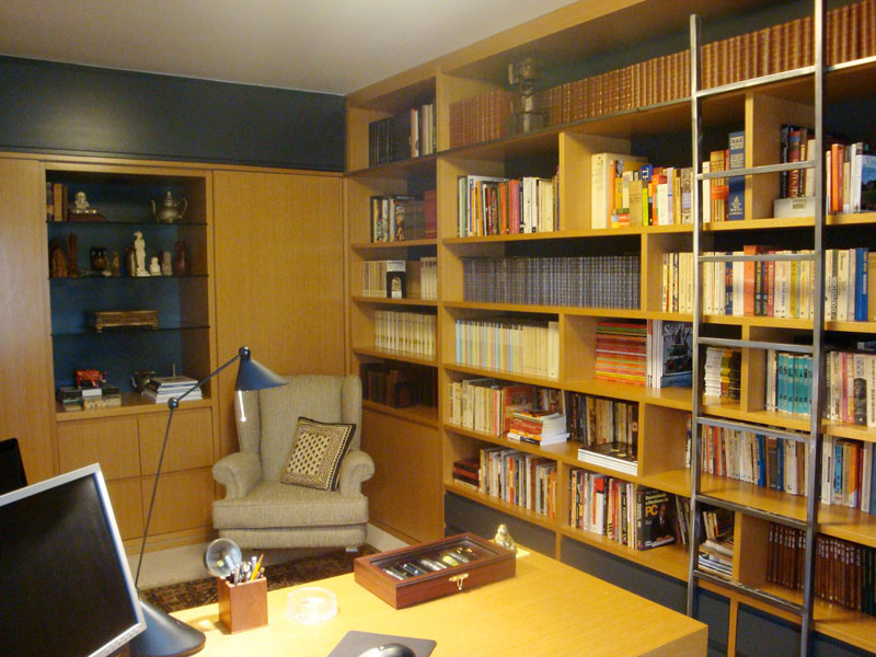 Neste home office projetado para um médico, o pedido principal era armazenar e organizar os livros. O escritório RF Design de Interiores desenhou a estante baseada na quantidade de objetos que deveriam ser armazenado nela. “Os livros nos nichos obedecem a uma ordem de importância, tamanho e cores. Assim tudo fica bem a vista e fácil de encontrar . Esta organização agrada o olhar e não pesa visualmente”, contam.