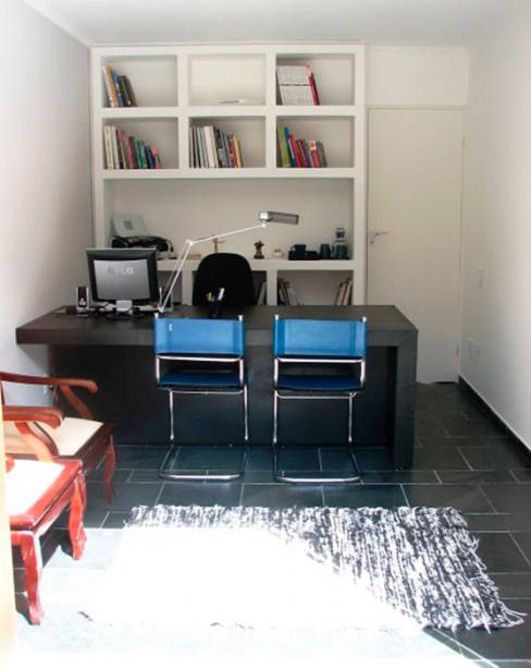 Para seu home office, de 11 m², o arquiteto Alan Vilalta utilizou uma estante em drywall, projetada por ele e executada por um pedreiro de confiança. Quando se vai projetar o próprio home office, ele avisa: “Sempre faça um levantamento das coisas que você tem pra guardar, organizar, e imagine as coisas que virão no futuro para que o ambiente não se torne insuficiente e necessite de mudanças muito rápido”.