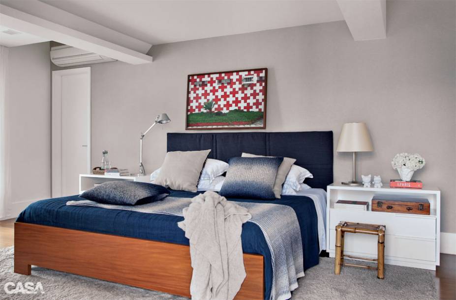 Linhão azul-marinho compõe a cabeceira acolchoada. O tecido é da Orlean, que também forneceu o papel de parede cinza. Mesas laterais da Quarto Composto, mantas da Trousseau e do Empório Beraldin. Linhão azul-marinho compõe a cabeceira acolchoada. O tecido é da Orlean, que também forneceu o papel de parede cinza. Mesas laterais da Quarto Composto, mantas da Trousseau e do Empório Beraldin.