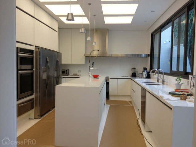 A cozinha recebeu drywall no teto para embutir a iluminação em led. Projeto da designer Yara Maria Cianci.