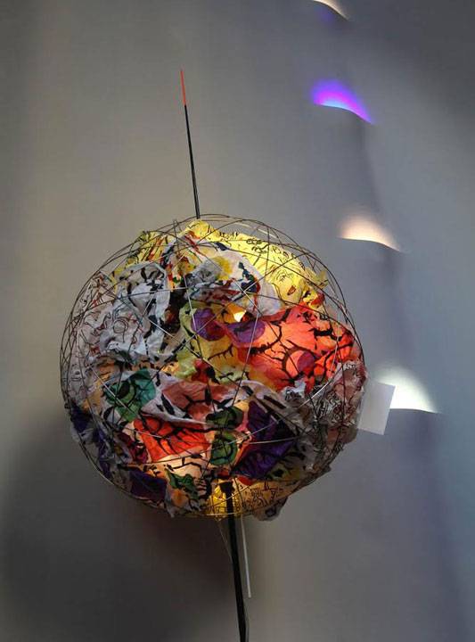 09-luminarias-de-designers-internacionais-customizadas-por-artistas-brasileiros