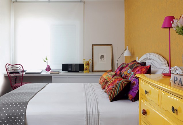 Neste apartamento em São Paulo, cores intensas são combinadas ao branco na medida certa. Papel de parede (Espaço Paper) e cômoda (Estúdio Glória) se cobrem de amarelo. Projeto de Lorreine Claudio e Luciana Arruda.