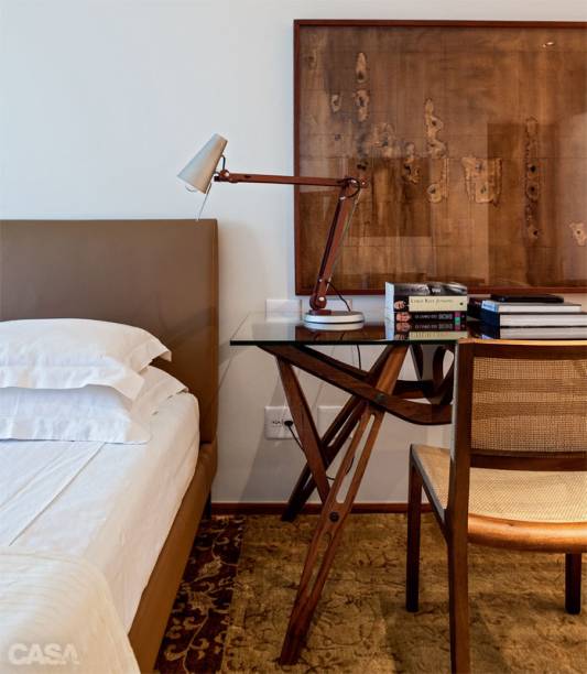 No quarto do casal, o aparador de freijó ebanizado (Top Móveis) apoia a TV e guarda revistas e documentos. Cama da italiana Maxalto e cadeira à venda na Micheliny Martins. Cortina de linho e enxoval da Guirlanda Confecções. Projeto Pedro Lázaro.