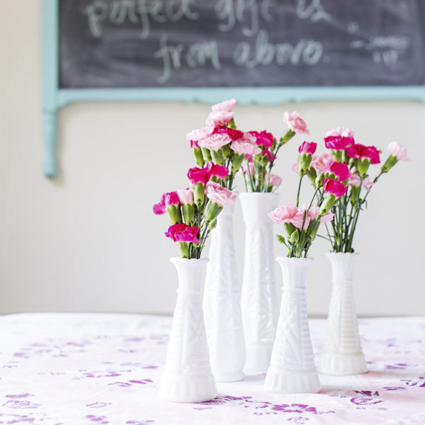 Significado das flores na decoração; cravos em vasos brancos