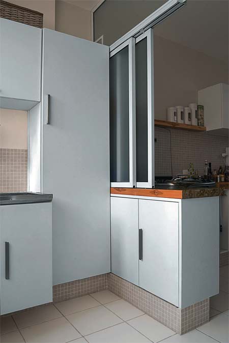 Voc&ecirc; v&ecirc; o arm&aacute;rio que serve de bancada divis&oacute;ria com a cozinha (marcenari...