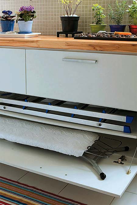 Dimensionado para a t&aacute;bua de passar e uma escada, ele mede 1,40 m x 35 cm. T...