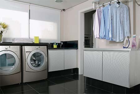 Os arm&aacute;rios s&atilde;o da Kitchens, e os tanques de embutir de a&ccedil;o inox, da Mekal...