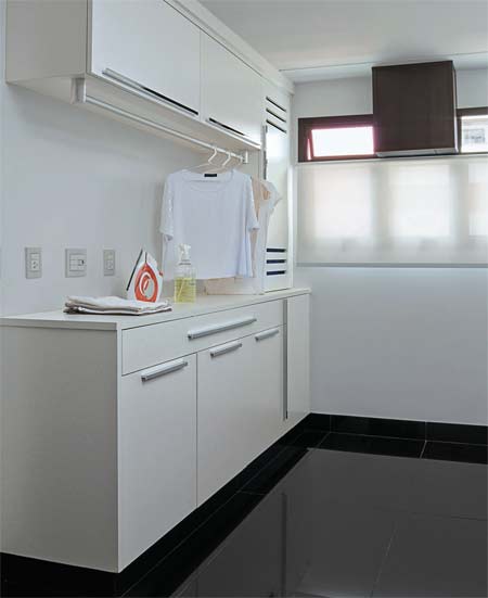 vA parede oposta aos tanques recebeu o arm&aacute;rio multi&uacute;so