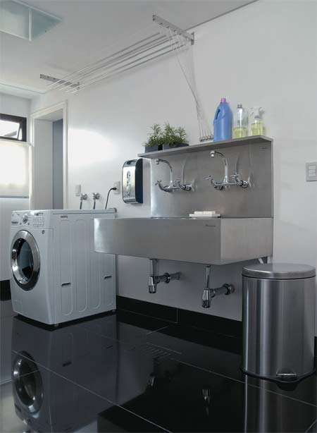 De a&ccedil;o inox escovado, o m&oacute;vel que embute os tanques tem uma prateleira de 1...