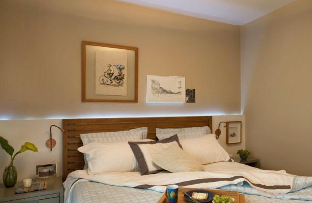 A cabeceira da cama dde casal tem um nicho feito de drywall, no qual foi utilizado iluminação de led. Projeto da arquiteta Cristina Ribeiro Lembi.
