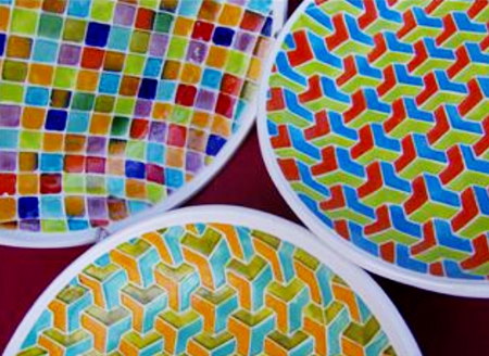 Pratos coloridos em cerâmica