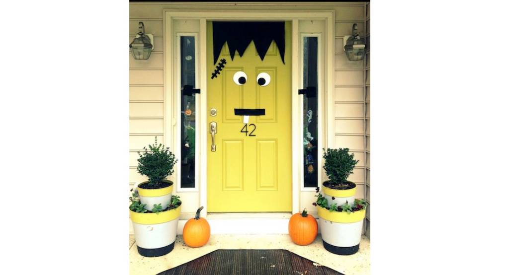 16-Easy-But-Awesome-Homemade-Halloween-Decorations-frankenstein-door