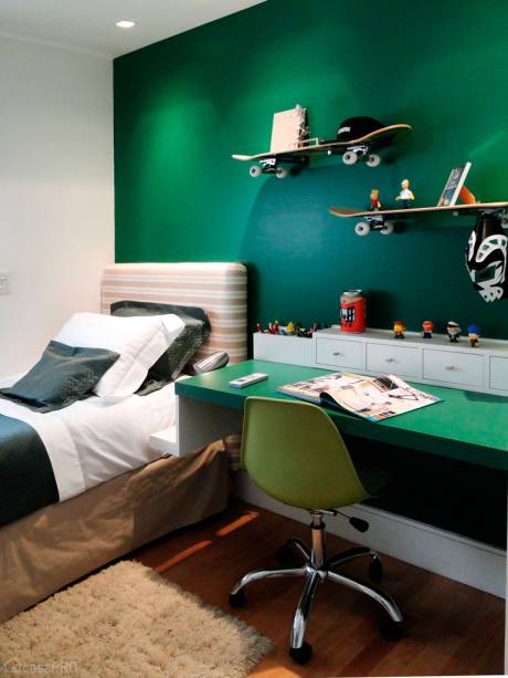 Quarto adolescente com cantinho de estudos projetado por Rose Ferraresi.