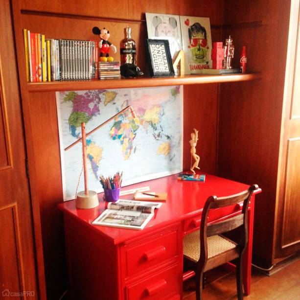 Cantinho de estudo de um jovem que gosta de viagem e antiguidades. Projeto de CA.SA Arquitetura.