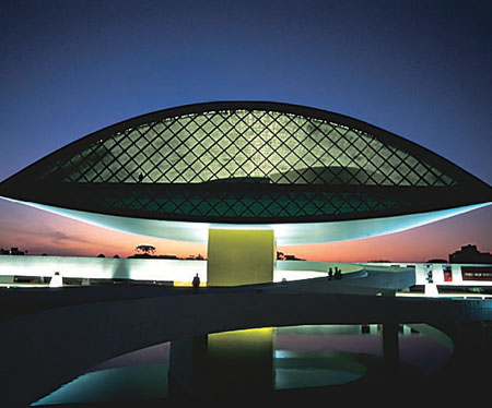 Museu Oscar Niemeyer: com a construção do “olho” de concreto e vidro, o p...