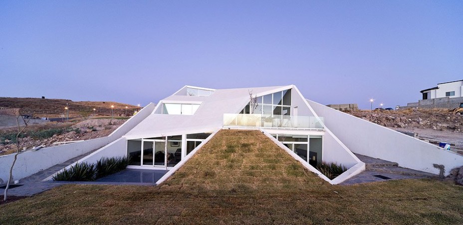 Casa com telhado branco