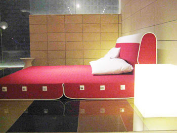 Nos quartos, em vez de cama, sofás Easy Sleep, de Lucca Scacchetti para a Do...