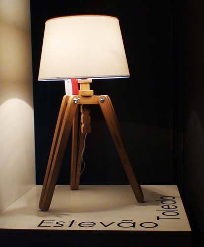 A luminária do designer Estevão Toledo é um dos trabalhos brasileiros que ...
