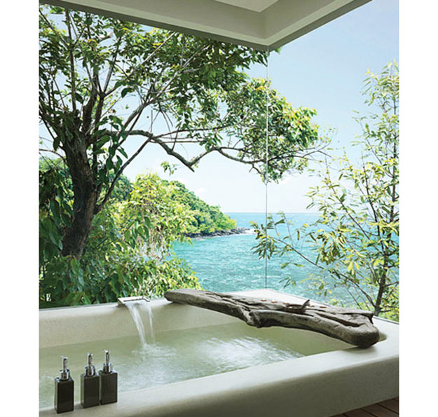 23-O acessório da banheira traz o exterior, com vegetação vistosa e águas esverdeadas, para dentro do ambiente (Decoholic)