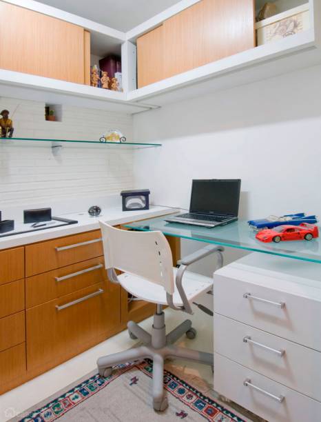 Cantinho de estudo com parede de fundo em tijolinho branco, móveis em madeirado e MDF branco. Projeto de Pollyana de Faria Rangel Bezerra.