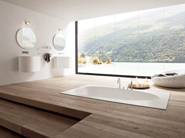 29-O piso de madeira e o interior minimalista valoriza a vista para um lago e montanha