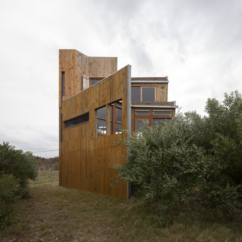 3-visita-guiada-casa-no-uruguai-tem-ampla-vista-para-o-exterior