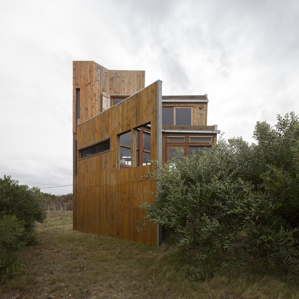 3-visita-guiada-casa-no-uruguai-tem-ampla-vista-para-o-exterior