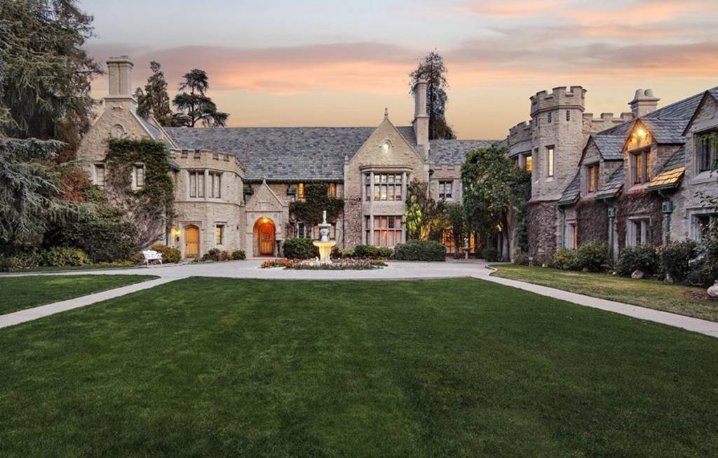 30-a-mansao-da-playboy-na-california-tem-12-quartos-e-uma-fama-legendaria-custa-200-milhoes-e-dolares 30-a-mansao-da-playboy-na-california-tem-12-quartos-e-uma-fama-legendaria-custa-200-milhoes-e-dolares