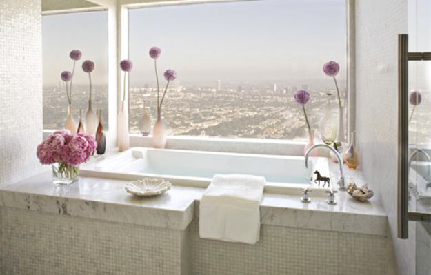 34-Tons neutros e janela ampla unem exterior e interior neste banheiro de flores rosadas (Decoholic)
