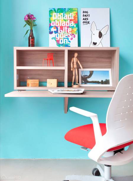 Cantinho com móvel pensado em quem tem pouco espaço. Como a tampa do móvel fecha, fica tudo organizado. Além disso, os nichos internos servem como apoio ao material de estudo! Projeto de Martinhão Neves Arquitetos Associados.