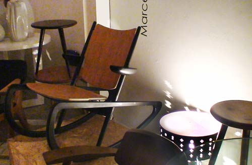A cadeira de balanço da Marcenaria Mendes Hirtch é mais um dos objetos de d...
