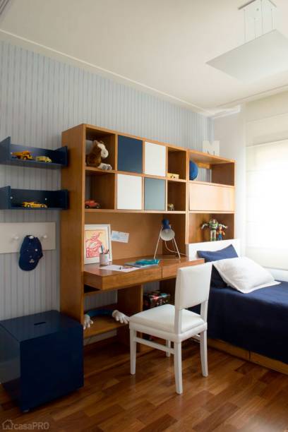 Quarto de menino com canto para estudos. Projeto de Cristina Ribeiro Lembi.