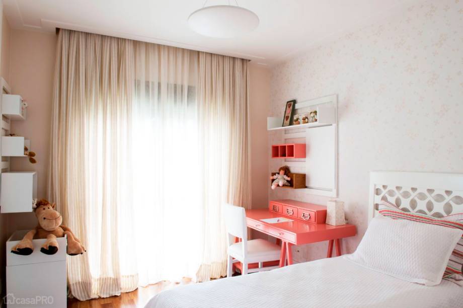 Quarto de garota de 8 anos com cantinho para estudo. Projeto de Cristina Ribeiro Lembi.