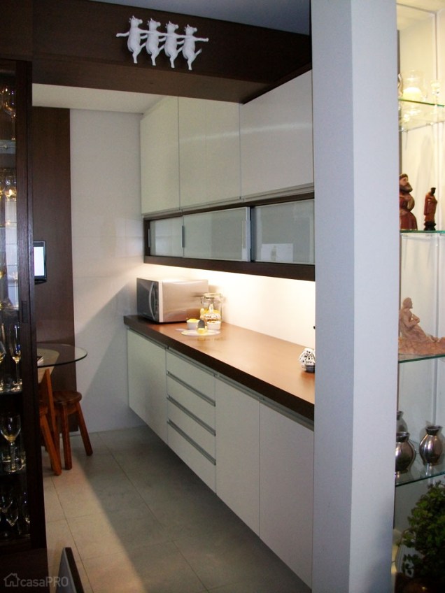 A divisória, com nichos decorativos, ao lado da cozinha foi feita em drywall. Projeto da designer Nicea Gaeta Mendes.