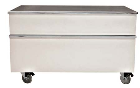 De tra&ccedil;ado reto, o gaveteiro de laca branca e carvalho cinza da Interbagno t...