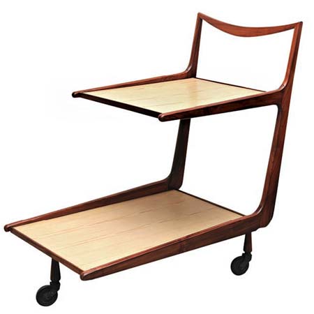 Desenhado por Carlo Hauner, o carrinho de cavi&uacute;na e bandejas de melamina &eacute; ...