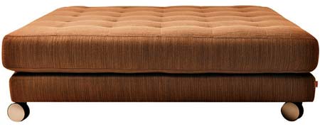 Com rodas de termopl&aacute;stico, o pufe Romeo II passeia pela sala. Revestido de ...