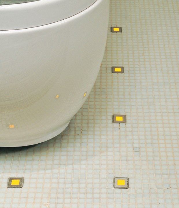 63 Pastilhas de vidro no piso do banheiro