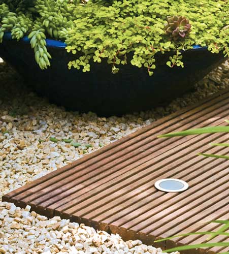 Embutimos sinalizadores com led nas extremidades do deck para iluminar o ja...