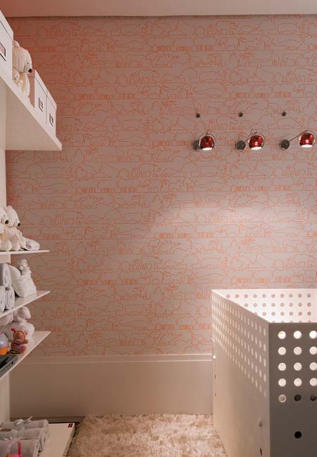 Para este quarto de bebê, a arquiteta paulista Consuelo Jorge escolheu um papel de parede com desenho que pode ser apreciado por crianças maiores. O modelo Kaspar, da marca sueca Sandberg, vem em rolos de 0,50 x 10 m e pode ser limpo com pano úmido e sabão de coco.