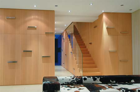 As grossas paredes desta antiga construção abrigam um interior minimalista ...