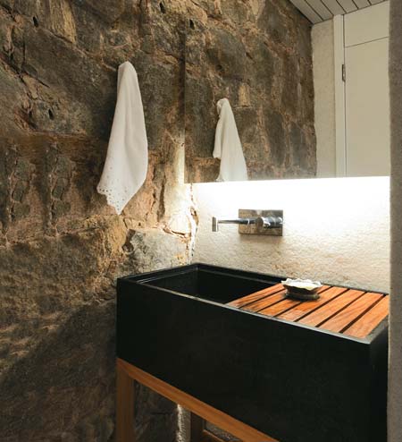 O mote deste lavabo é a mistura de materiais rústicos e nobres caso da p...