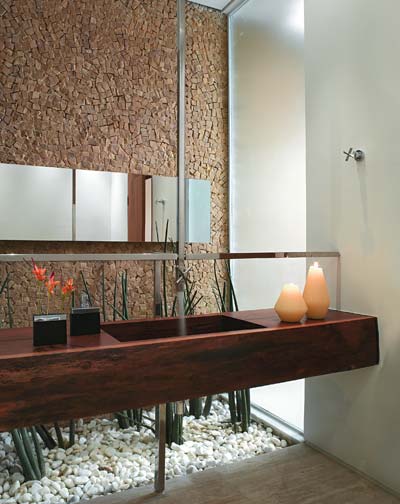 Nesta casa de praia, a parede revestida de mosaico portugu&ecirc;s come&ccedil;a na gara...