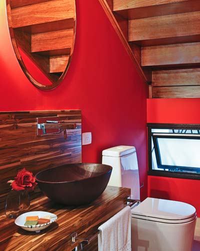 Quando a escada demolida deu lugar a outra, o lavabo abaixo dela ficou mais l...