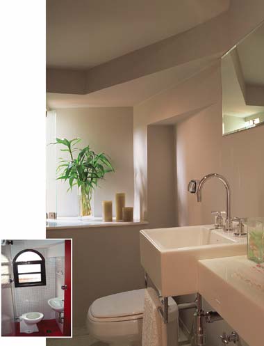 ANTES. O vitr&ocirc; destelavabo sob a escada se abria para a &aacute;rea de serv...